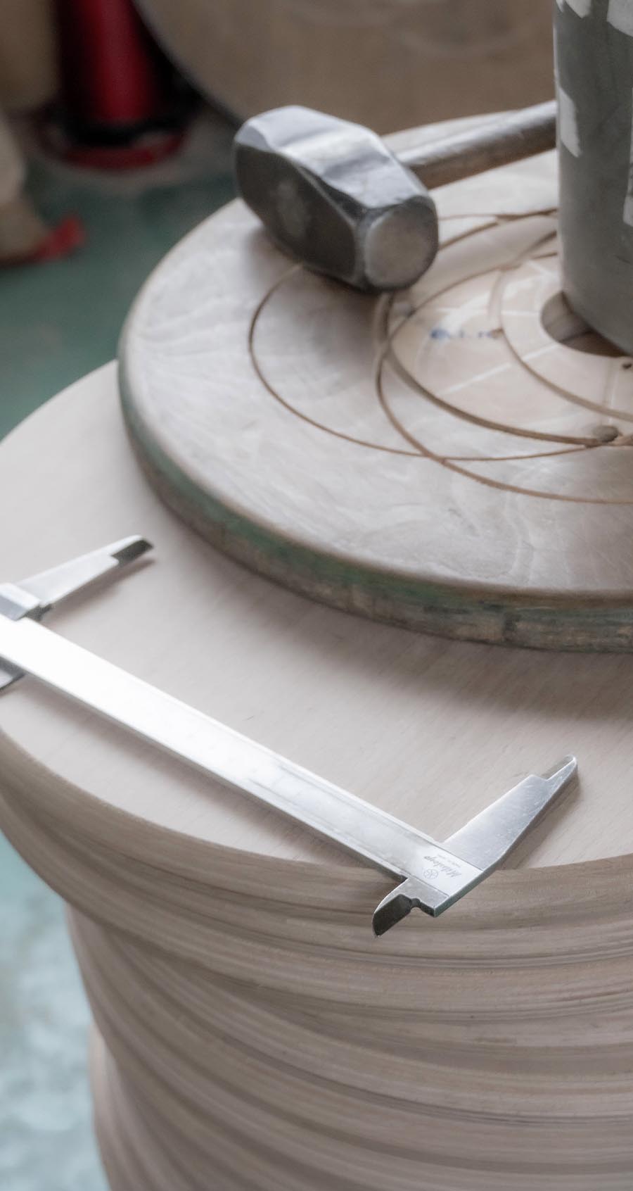 ノギスと木製ドラム