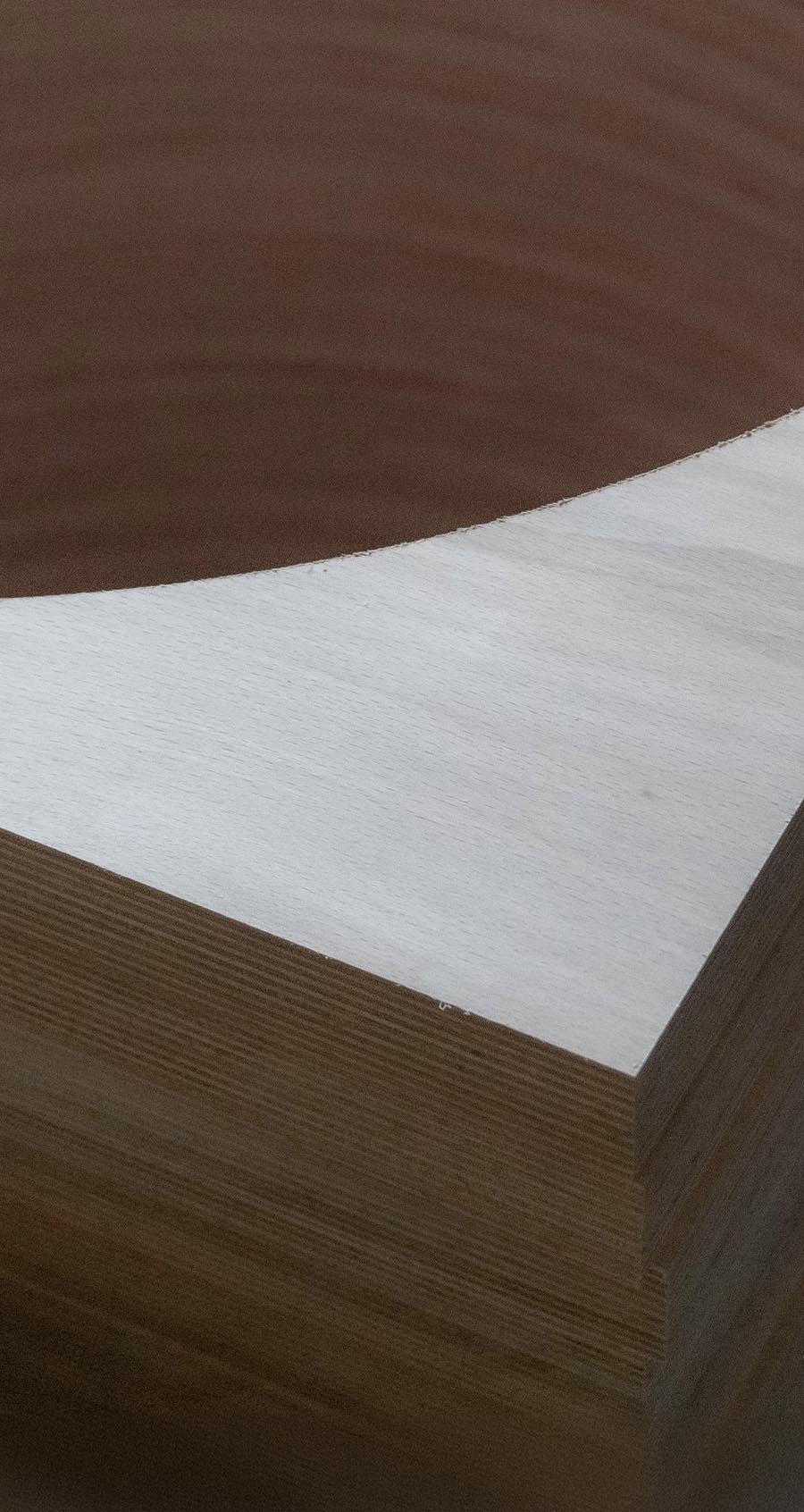 切り抜かれた木材